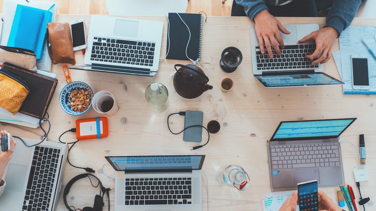Equipo de trabajo revisando información sobre un escritorio